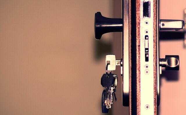 Bunch of keys hanging fro a dead latch door.